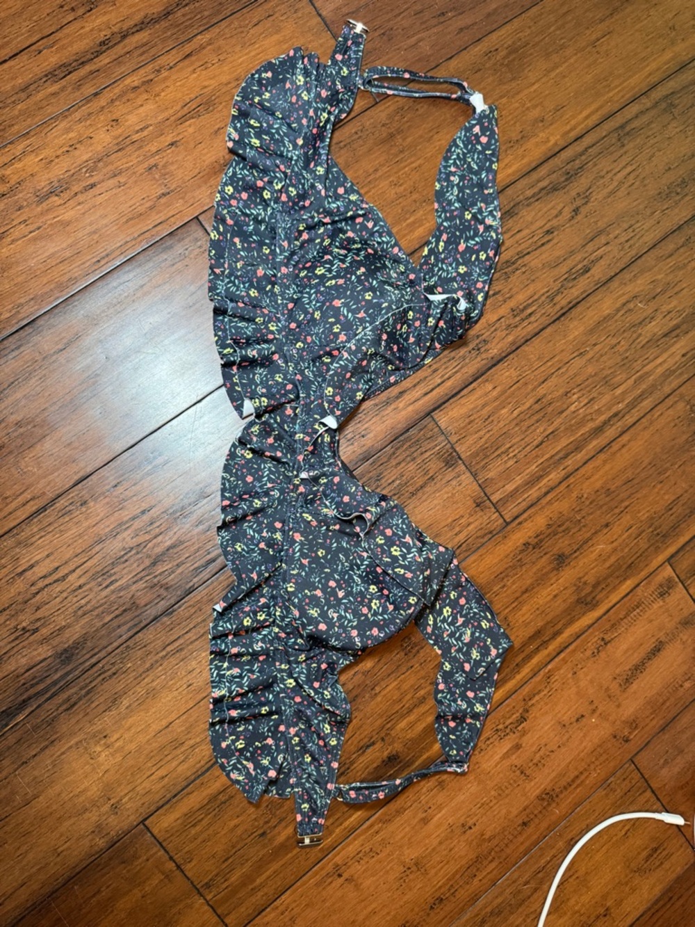 NWOT (2 PCS) Floral Ruffle Two-Piece swimsuit w/ Adjustable Straps + Back Buckle - Picture 2 of 12